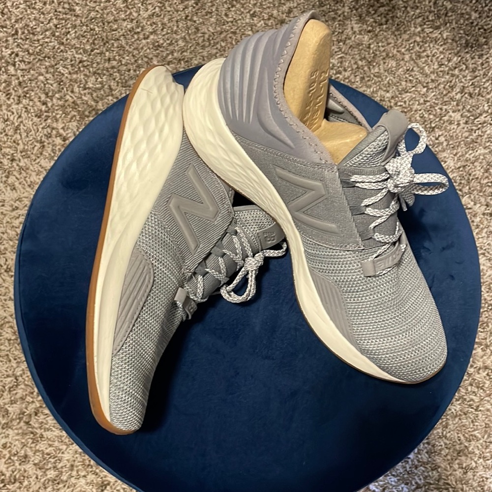 Tennis shoes mesh material